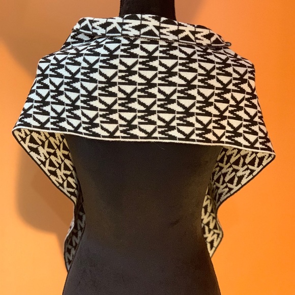 🧣MICHAEL KORS BRAND NEW SCARF/SHAWL WITH TAG - Picture 4 of 10